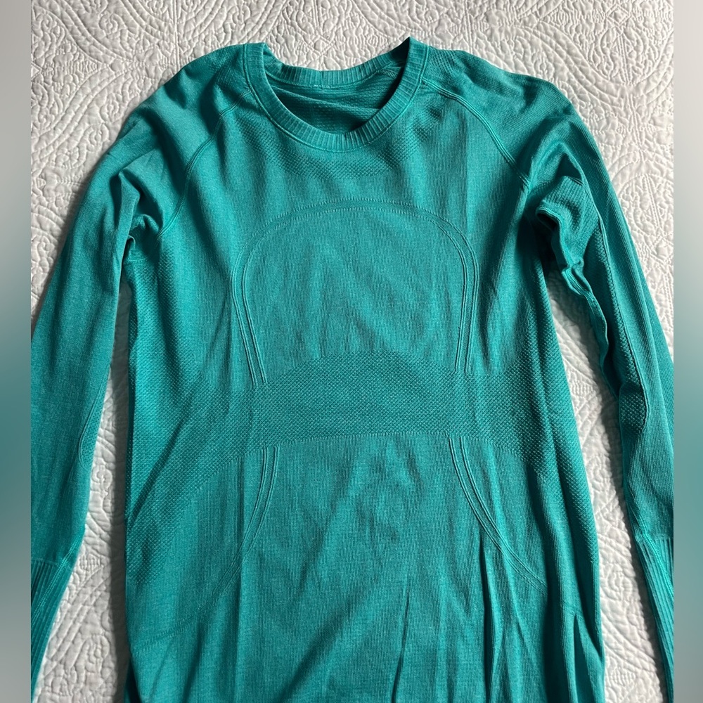 Lululemon swiftly tech long sleeve t shirt barely worn Size 12 great color